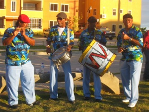 Conjunto de músicos guloyas con el drum, el kettle drum, el triángulo metálico y la flauta 